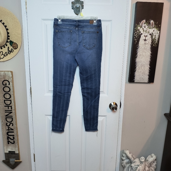 Judy Blue Size 9/29 Skinny Jeans Patched Ripped Holes Stretch Raw Hem JB8240MD - Picture 5 of 9